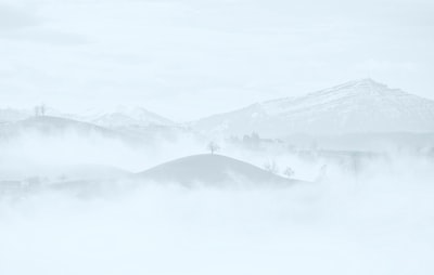 山覆盖着雪的照片
